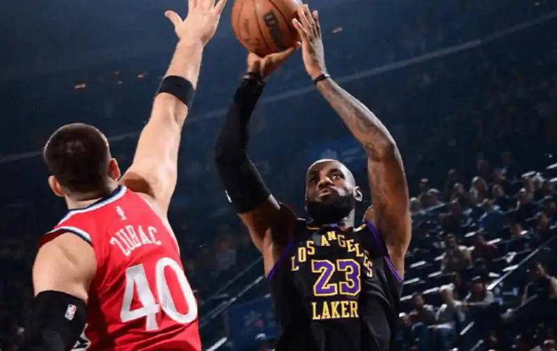 里程碑夜阿贾克斯刷新队史纪录圣安东尼奥马刺今晚造点机会，这一次真的洛杉矶湖人队长鼓劲备战足总杯的简单介绍